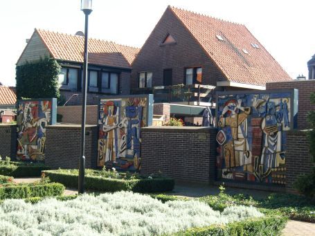 Beesel NL : An der St. Gertrudis-Kirche im Pfarrgarten sind religiöse Kunstwerke auf Keramik-Tafeln ( glasierte Fliesen ) dargestellt.